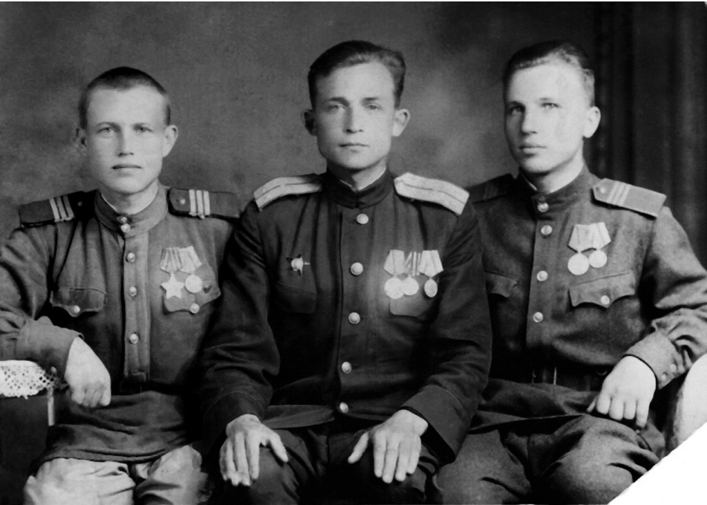 М.И. Никитин первый слева.jpg